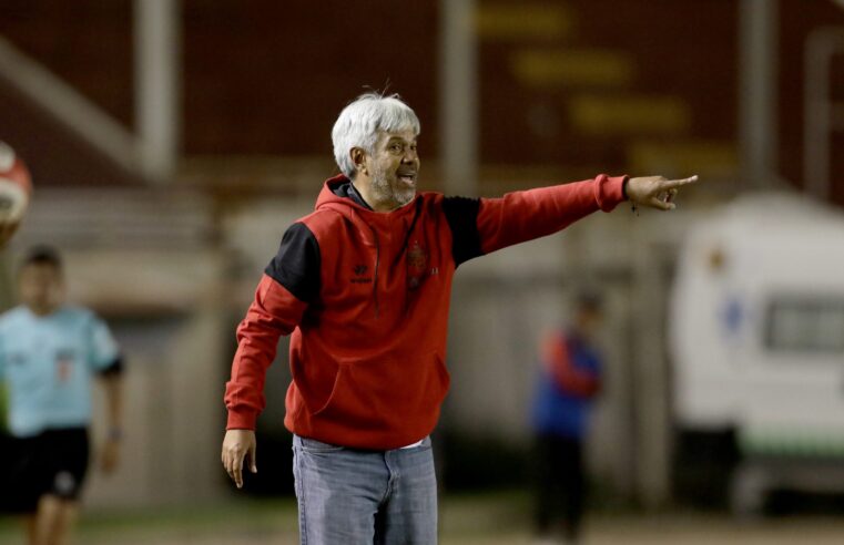 El DT Marco Valencia y su equipo pisan tierra