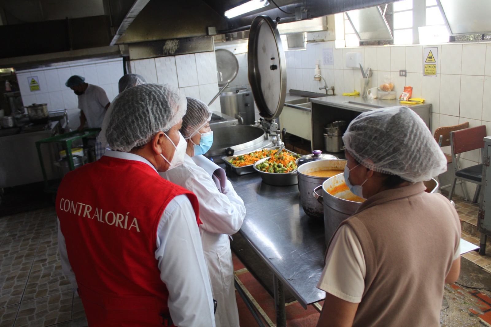 En Hospital Honorio Delgado preparan los alimentos en malas condiciones