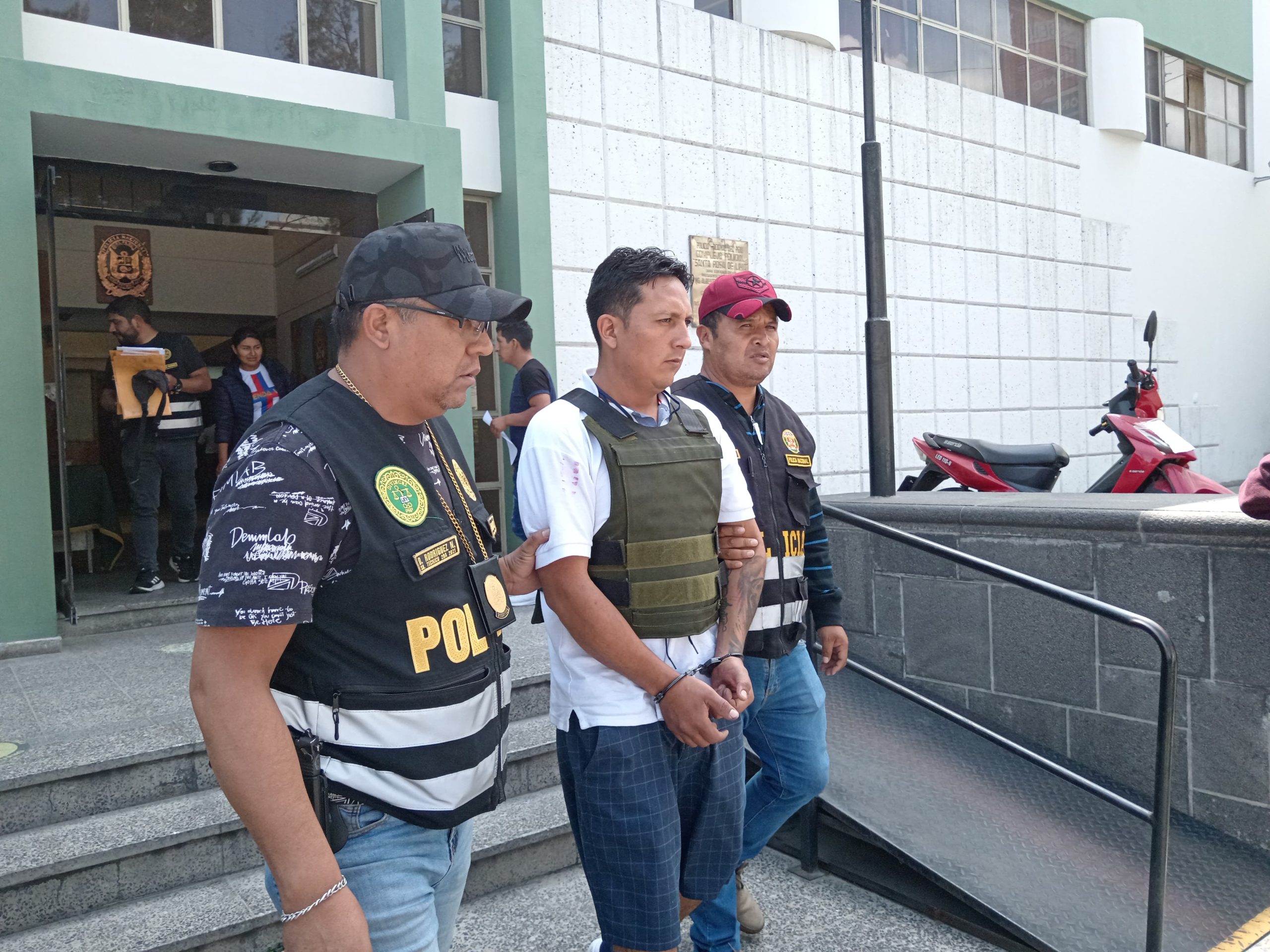 Detienen a presunto estafador acusado de desmantelar camionetas