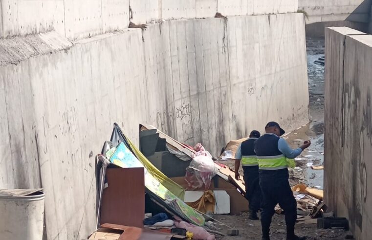 Serenos y policías de Bustamante y Rivero retiran a extranjeros de torrentera