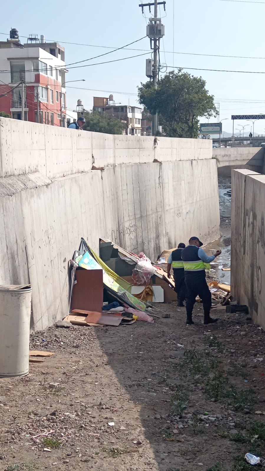 Serenos y policías de Bustamante y Rivero retiran a extranjeros de torrentera