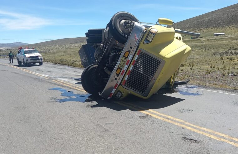 Conductor resulta herido tras volcar camión en Caylloma