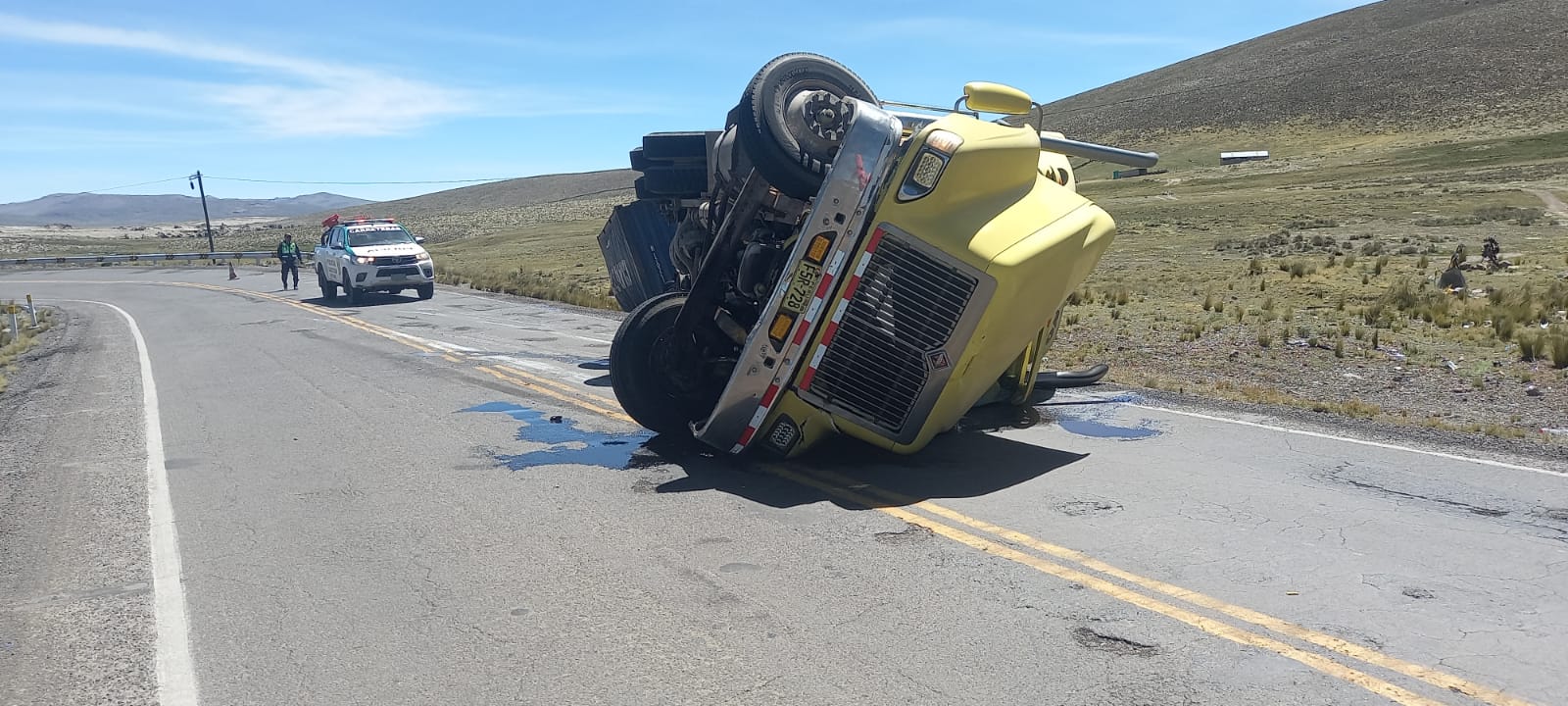 Conductor resulta herido tras volcar camión en Caylloma