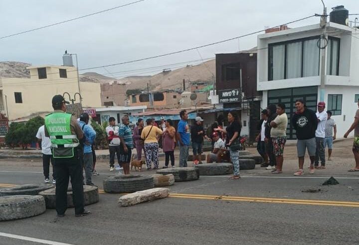 Pobladores bloquearon Panamericana Sur por falta de agua