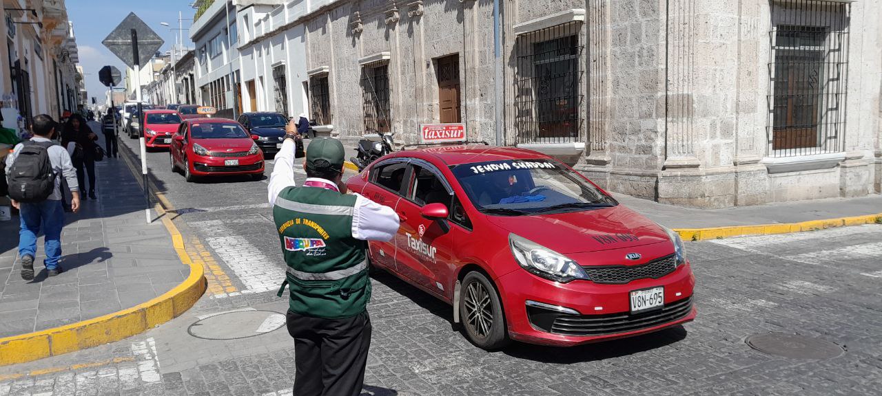 Taxistas pagarán menos dinero por multas por plaqueo