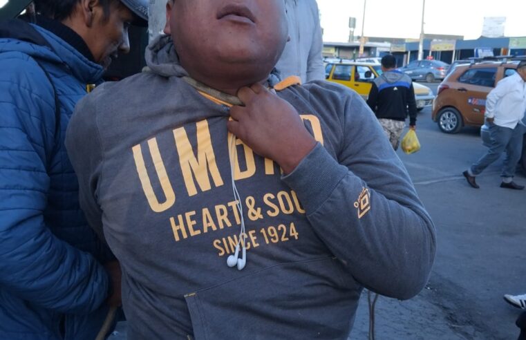 Comerciantes atan a poste a presunto delincuente en Cerro Colorado