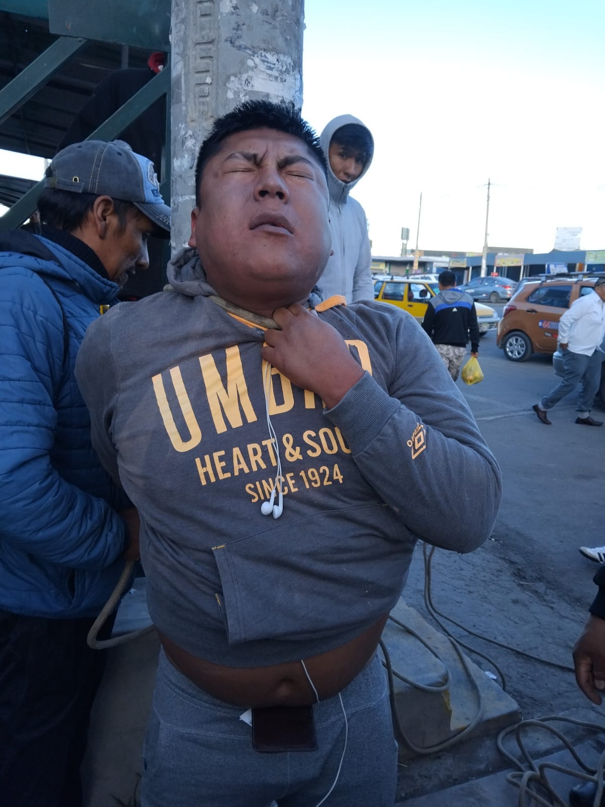 Comerciantes atan a poste a presunto delincuente en Cerro Colorado