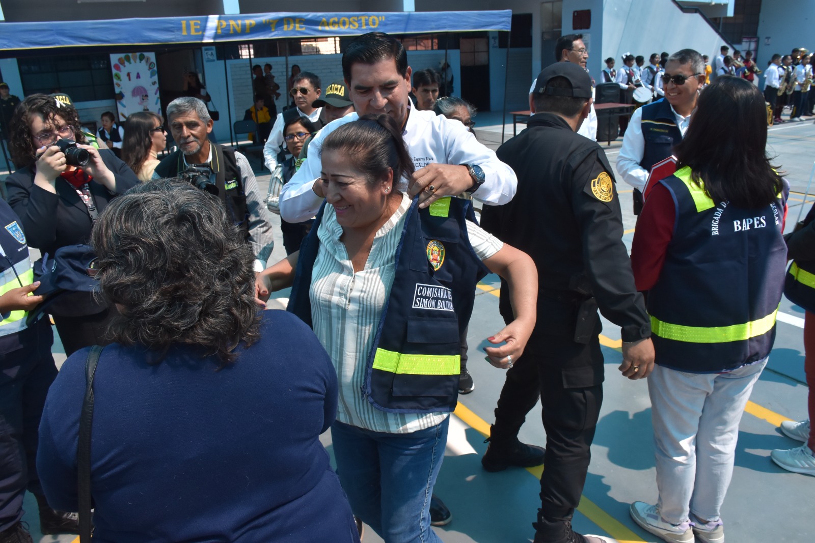 SE REFUERZA LA SEGURIDAD PEATONAL PARA LOS ESCOLARES EN BUSTAMANTE Y RIVERO