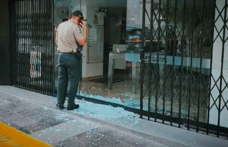 Roban S/20 mil de tienda de celulares ubicada en el Centro Histórico 