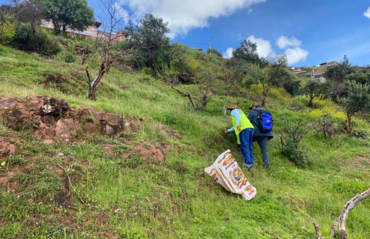 Pobladores de Santiago retiran residuos de monumento Pukin