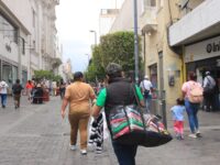 Por escasez de puestos de trabajo formales, algunos sectores de la población se dedican al comercio ambulatorio.