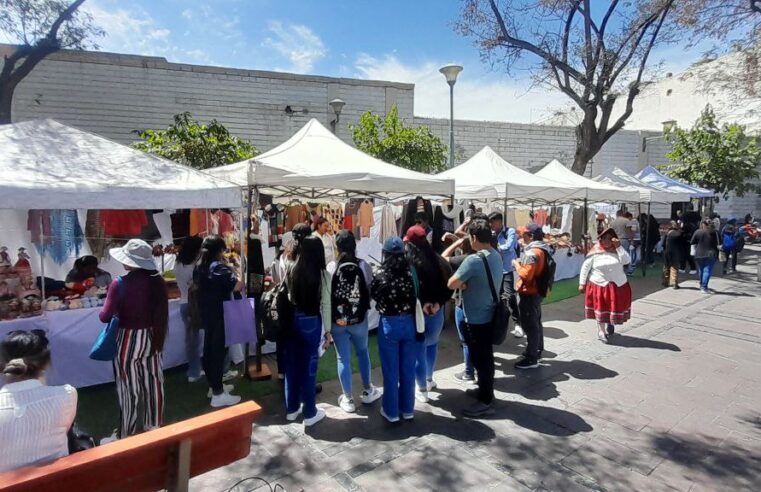 Vecinos reclaman por colocación de feria en plaza 15 de Agosto