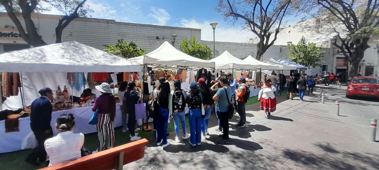 Vecinos reclaman por colocación de feria en plaza 15 de Agosto