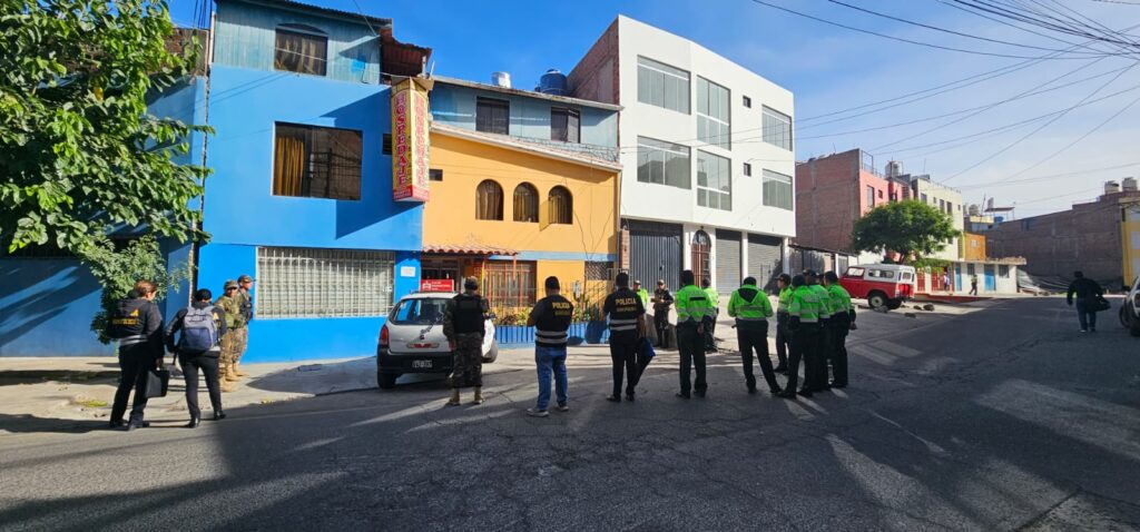 Policías verificaron estado migratorio de extranjeros que residen en habitaciones de hostales.