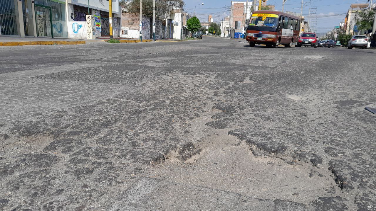 Paucarpata con huecos en las calles por falta de acción del alcalde