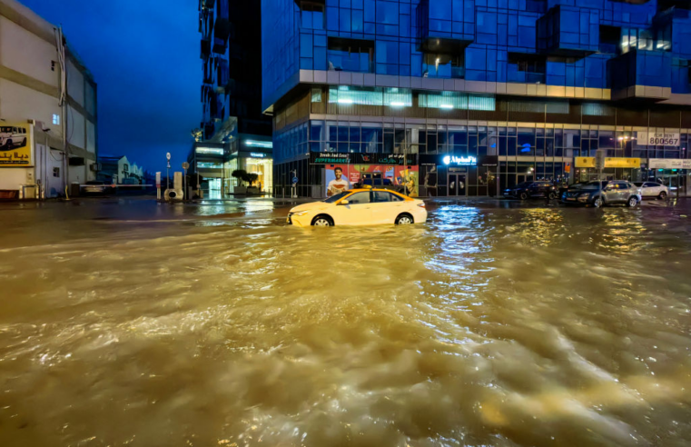 Caos en Dubai tras  lluvias más fuertes en 75 años