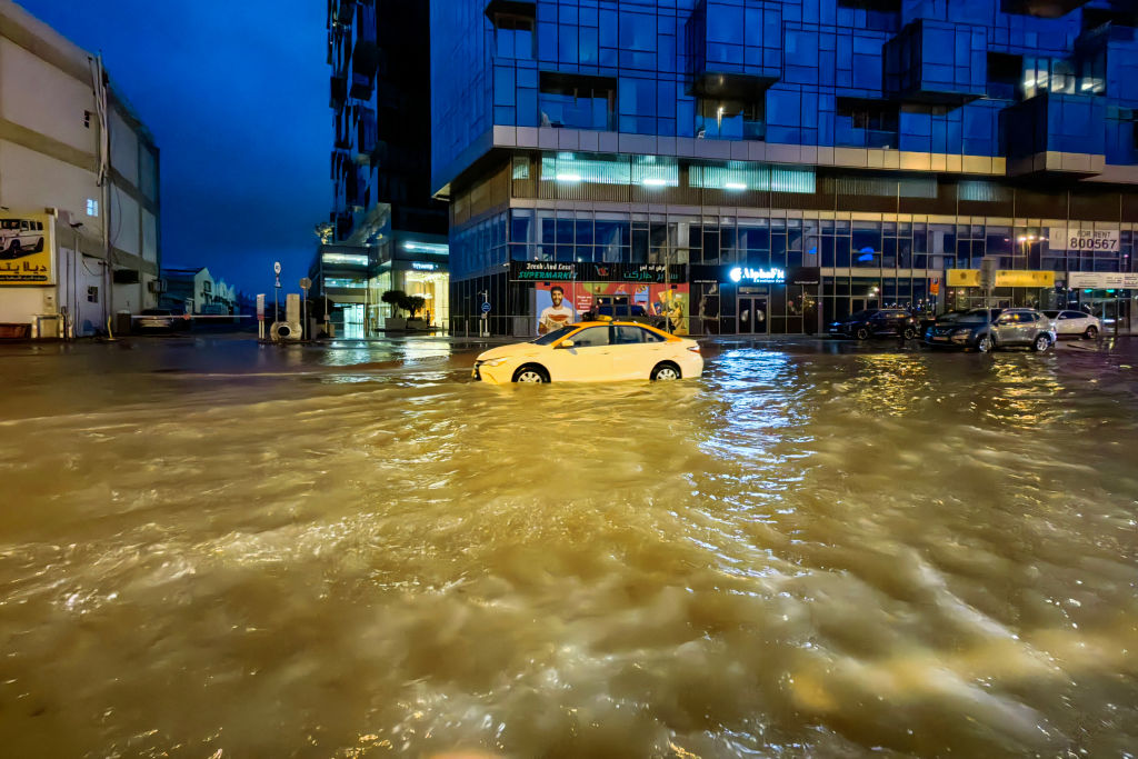 Caos en Dubai tras  lluvias más fuertes en 75 años