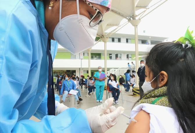 Aplican vacuna contra el virus del papiloma en colegios