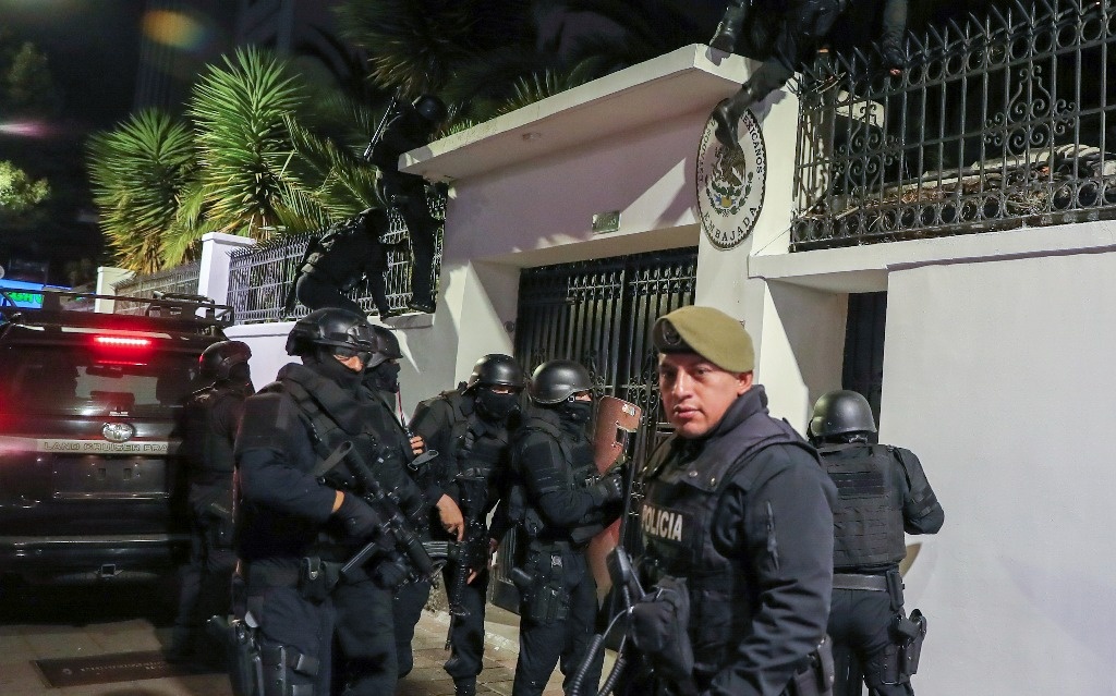 Policías irrumpen en embajada de México