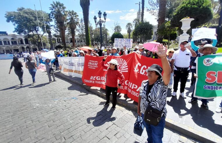 Arequipeños formaron largas colas para exigir a congresistas los atiendan