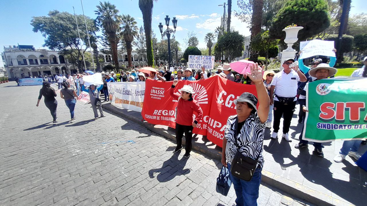 Arequipeños formaron largas colas para exigir a congresistas los atiendan