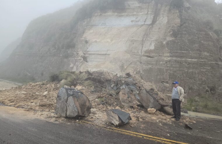 Aproximadamente el 60% de la vía AR-105 está dañada