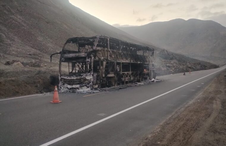 Buss de la empresa Julsa quedó reducido a cenizas por voraz incendio