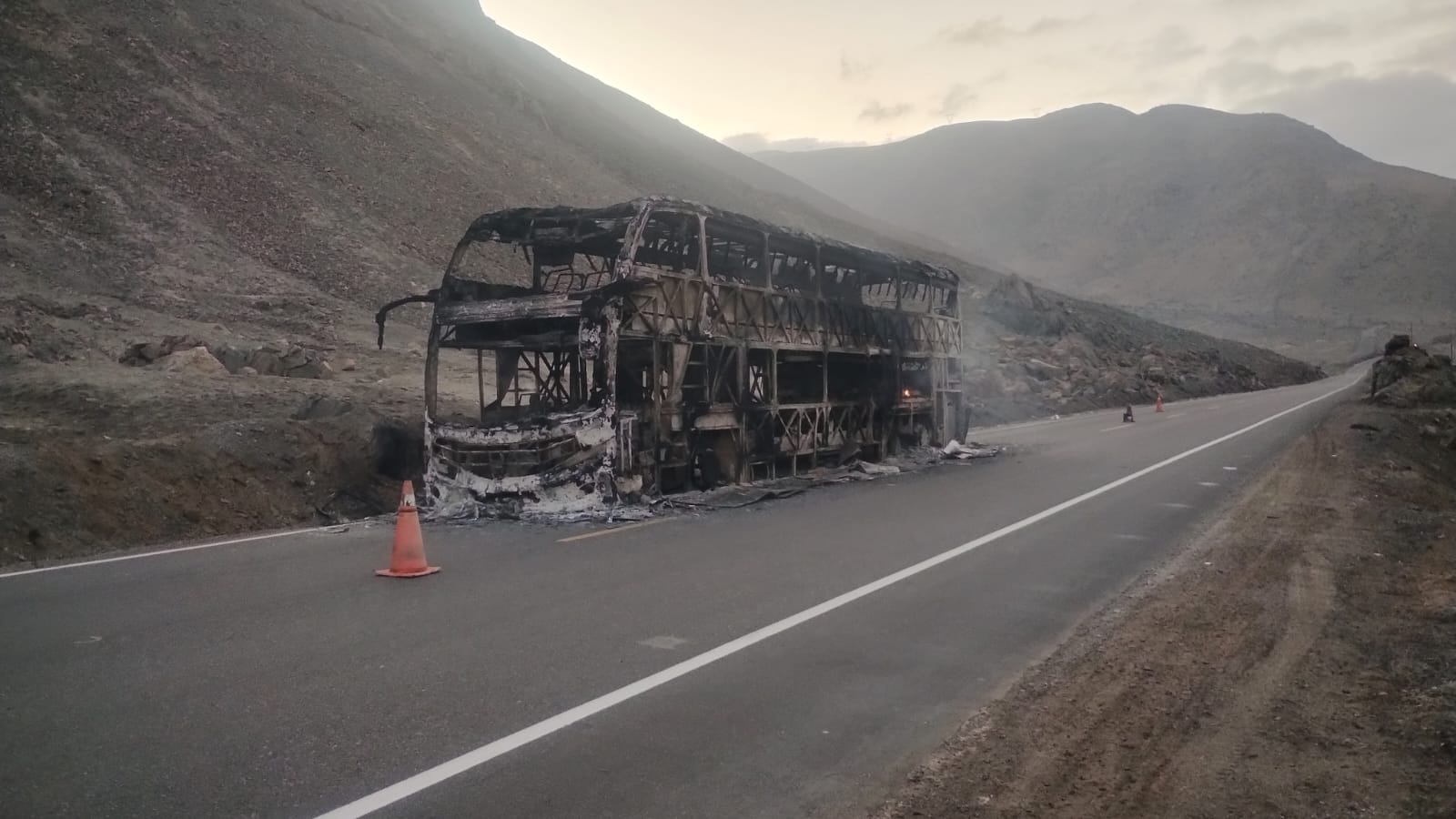 Buss de la empresa Julsa quedó reducido a cenizas por voraz incendio