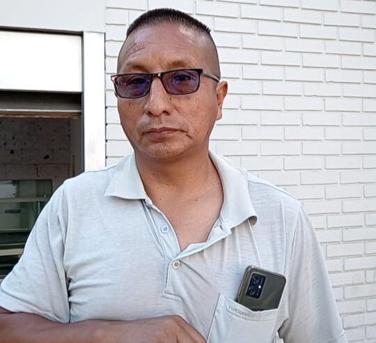 Médicos veterinarios colocan tornillo de carpintería a Perrita