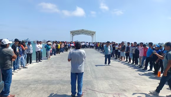 Formando cadena humana pescadores protestan contra la exploración de petróleo en las aguas marinas.