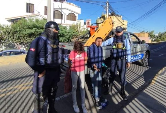 Detienen a pareja por presunto robo de cables en puente Fierro