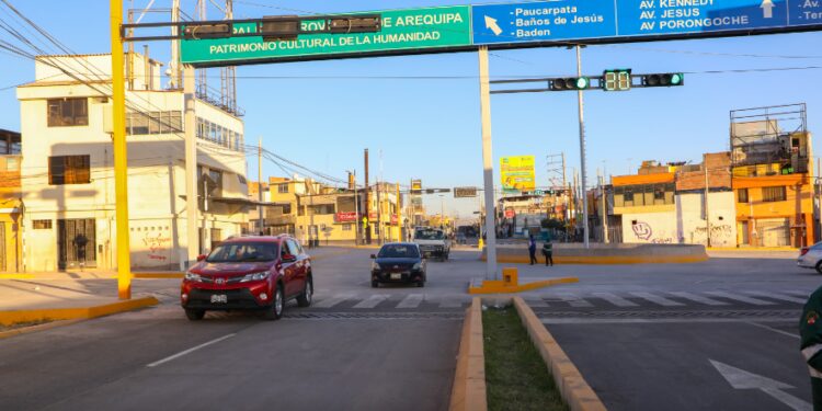 Estudian el flujo de tránsito en el intercambio vial bicentenario