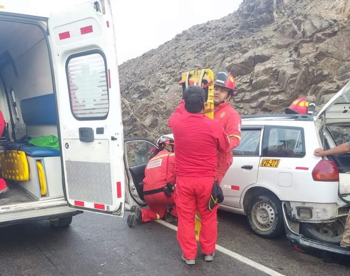 Cinco heridos tras choque de dos autos en El Pedregal