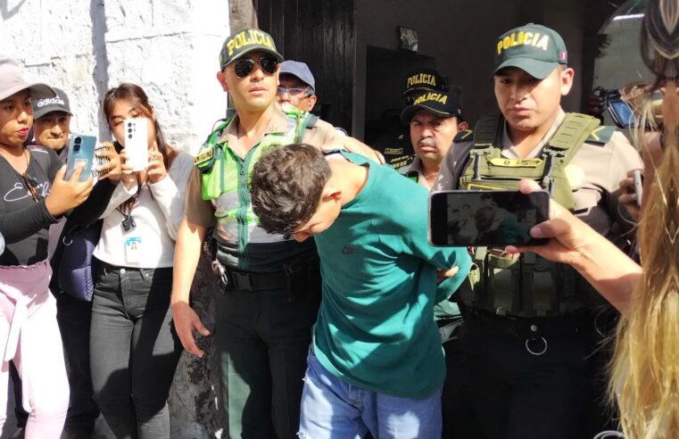 Pasajeros detienen a presunto delincuente en bus de transporte público