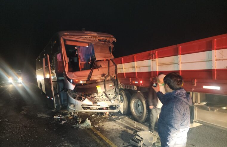 Siete personas salvan de morir tras choque frontal en Caylloma