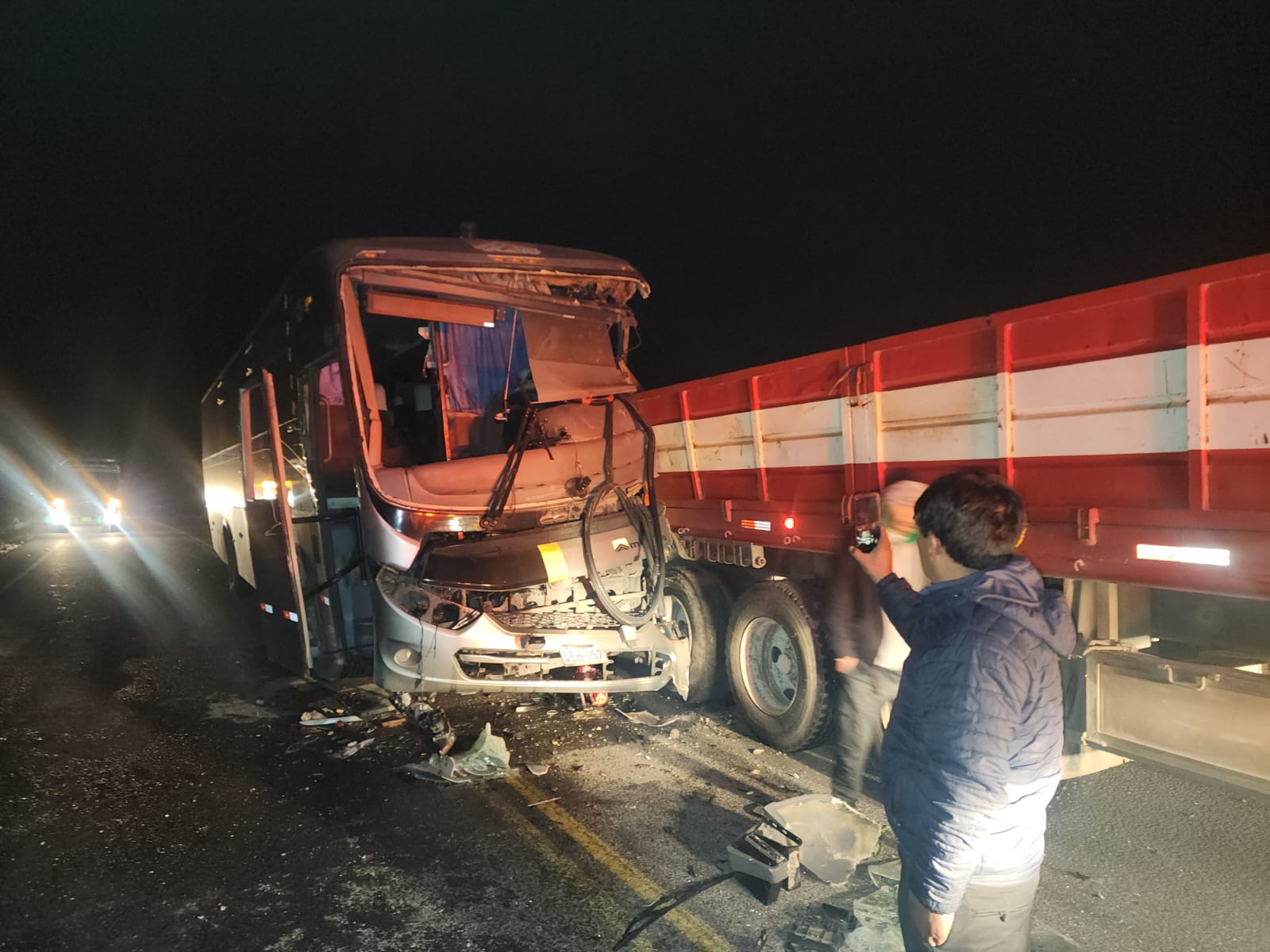 Siete personas salvan de morir tras choque frontal en Caylloma