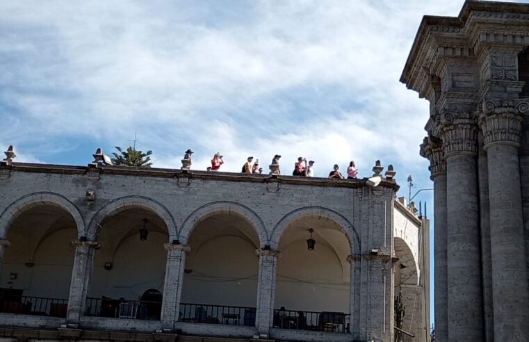 Turistas arriesgan su vida al subir al tercer nivel del portal San Agustín