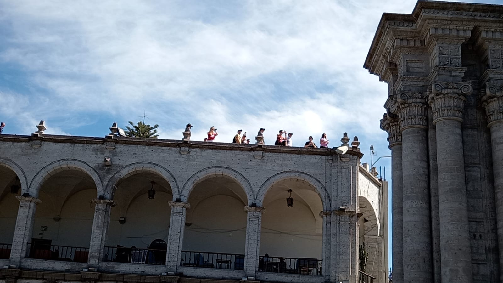 Turistas arriesgan su vida al subir al tercer nivel del portal San Agustín