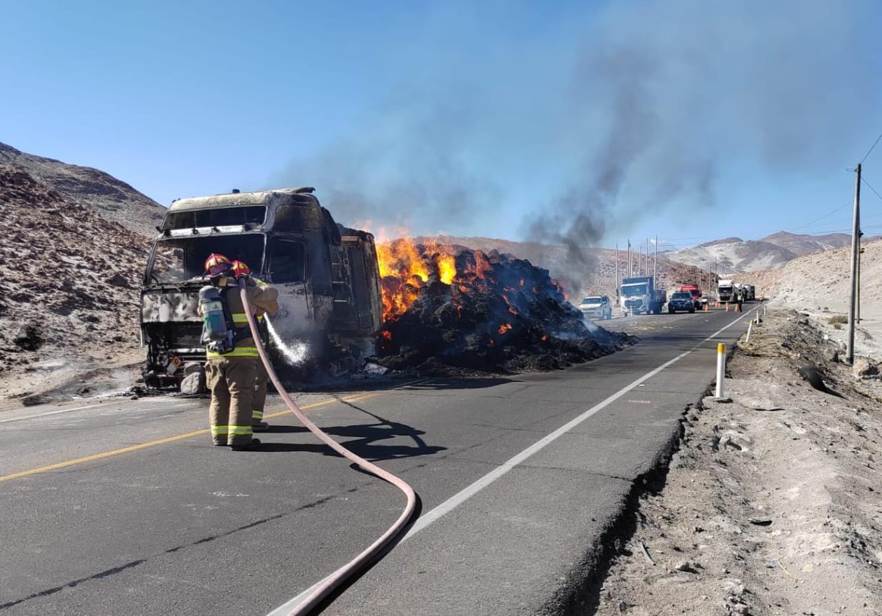 Conductor salva de morir tras incendio de camión en Uchumayo