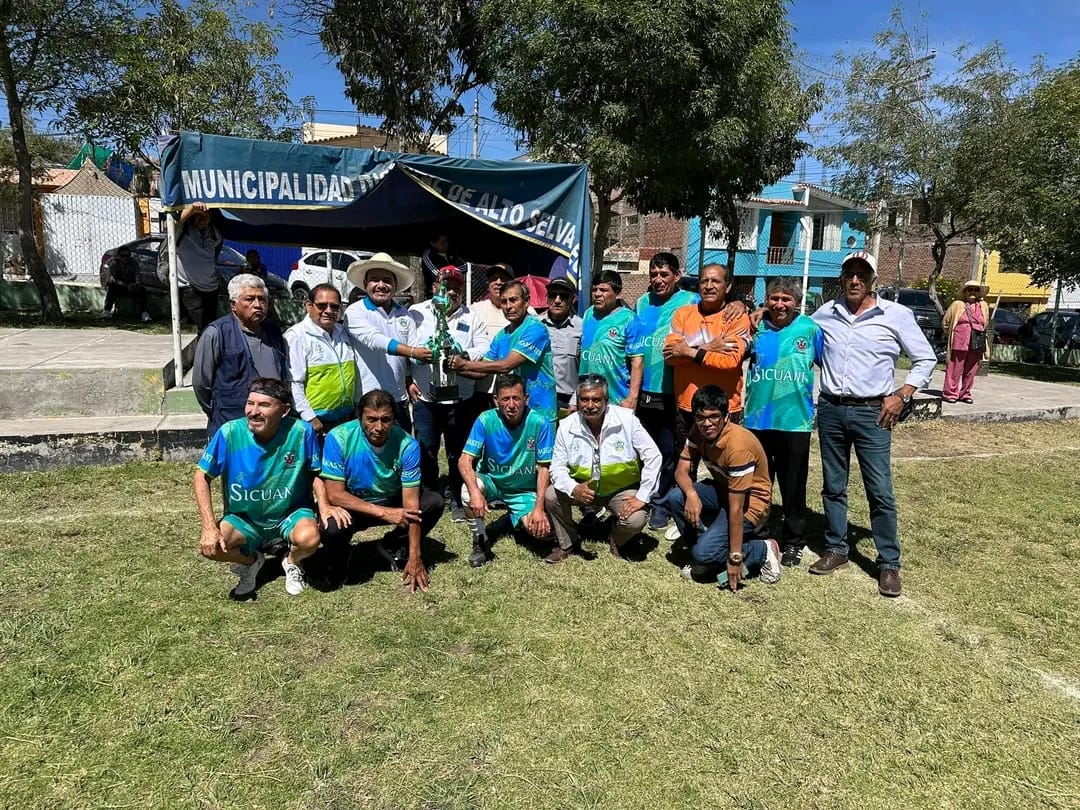 Deportivo Sicuani campeón en torneo de futbolistas máster