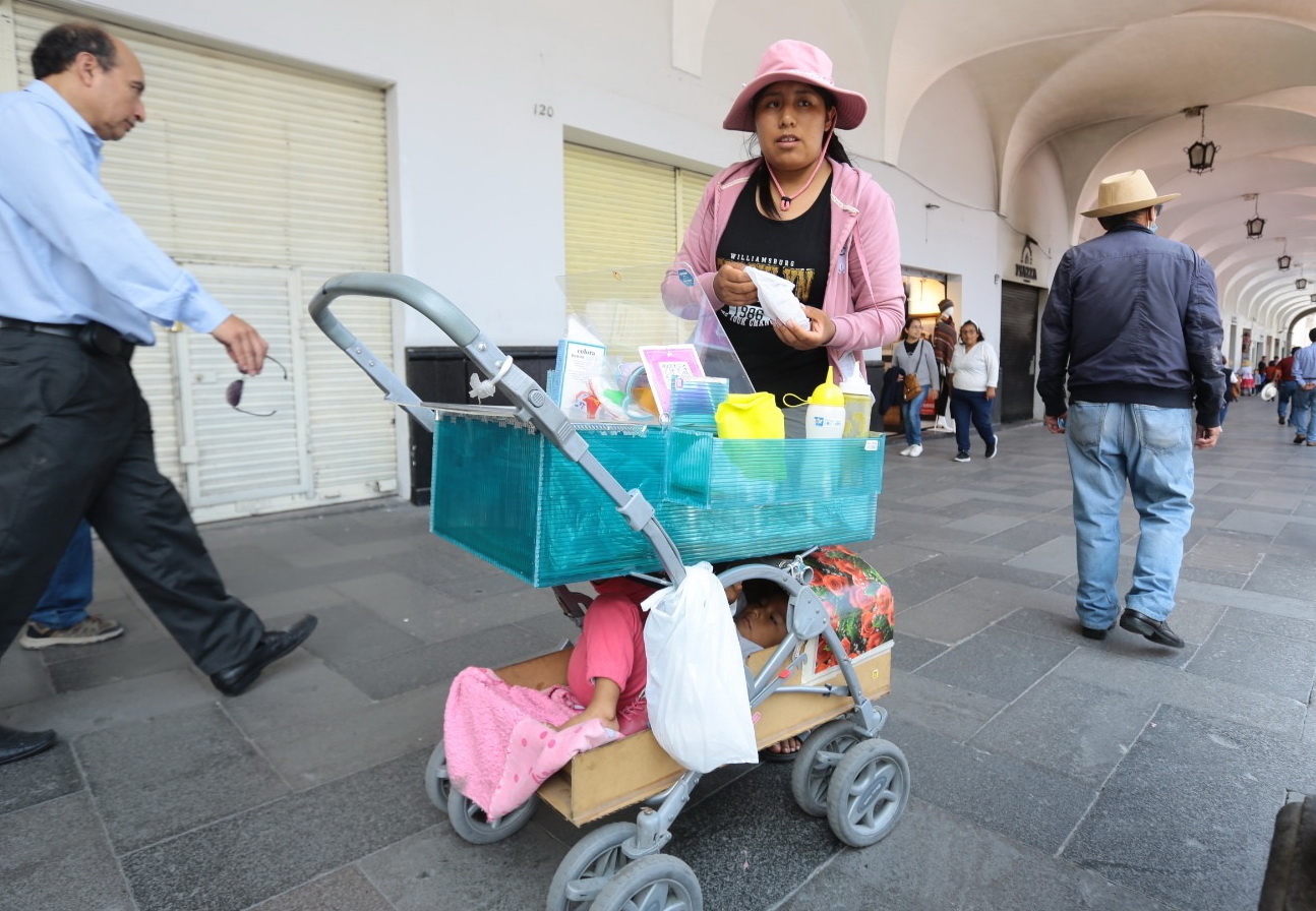 Alrededor del 260 mil 606 madres laboran en Arequipa