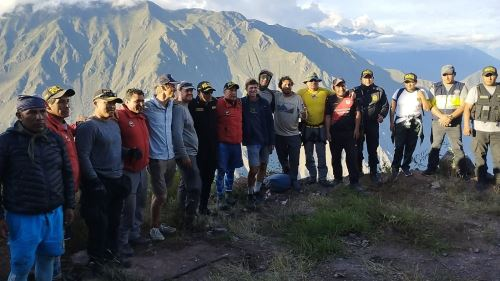 Policía rescata a cuatro turistas estadounidenses y un peruano