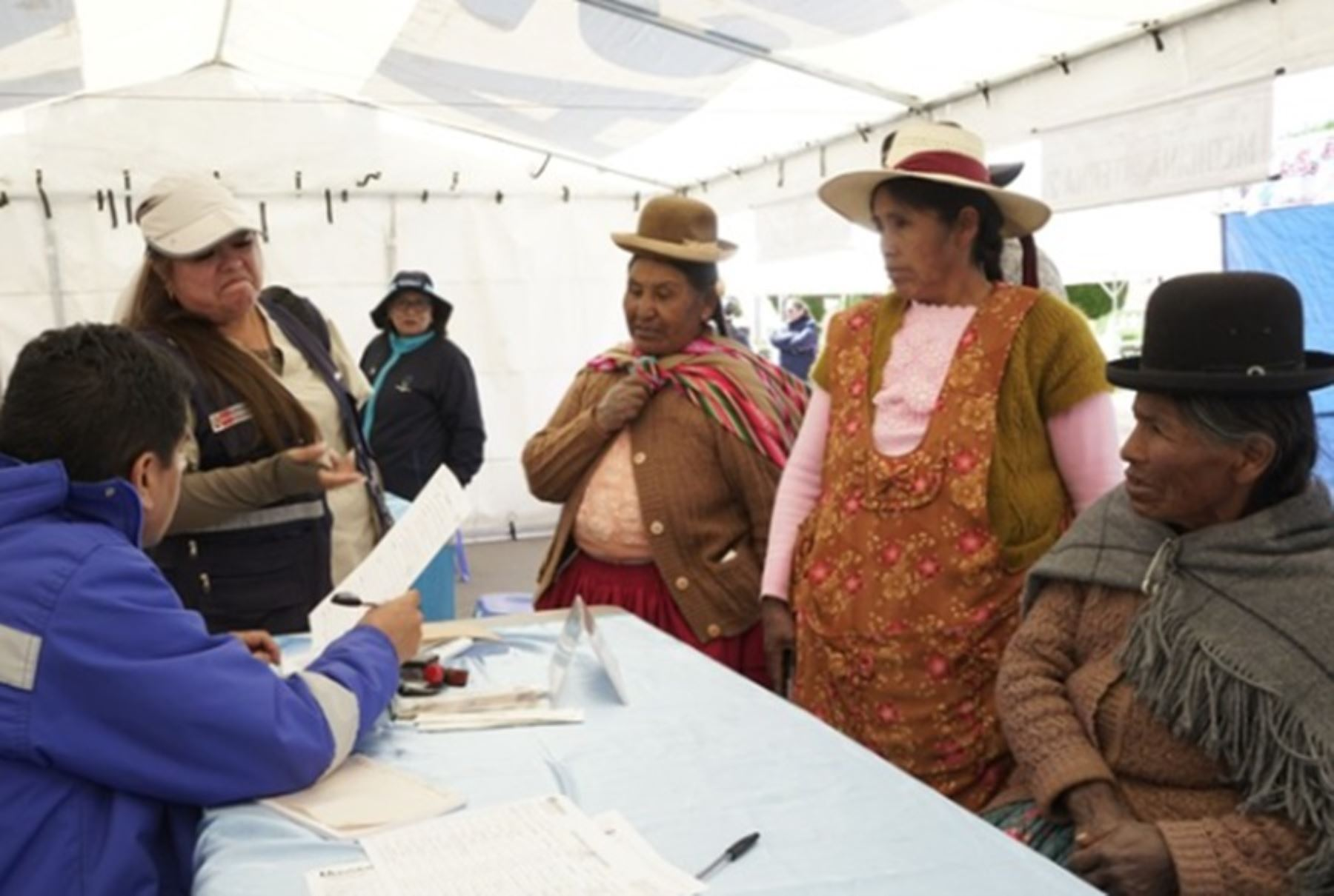 Atienden a más de 12 600 personas en campaña cívica de las FF.AA.