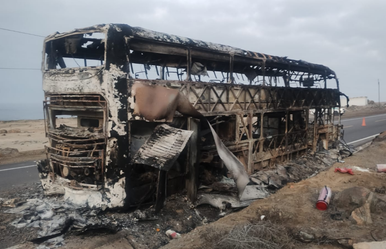 Bus se incendia en Atico y pasajeros salvan de milagro