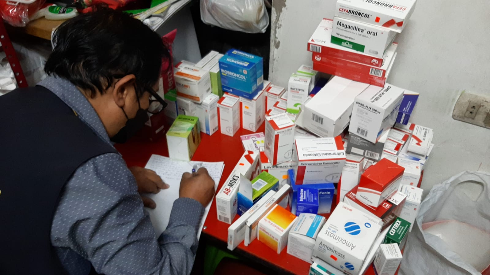 Salud continuará con operativos en farmacias informales