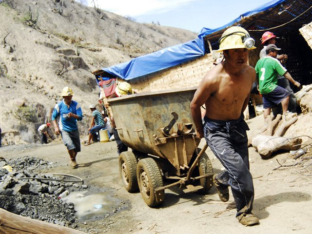 Inacción ante extracción y comercio ilegal de oro en Camaná y Caravelí