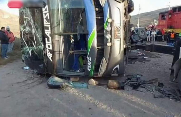 La Oroya: 4 muertos y  38 heridos deja choque de bus con tren