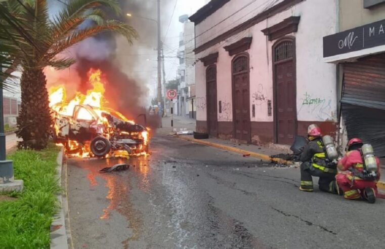 Tres personas salvan de morir calcinadas tras incendio de auto