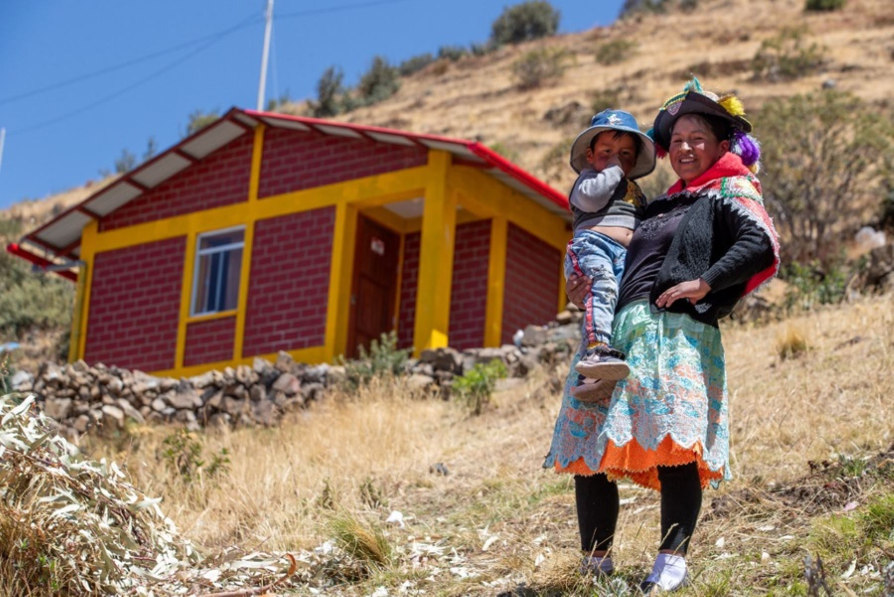 Vivienda entregó 2160 casas a familias afectadas por heladas y friajes