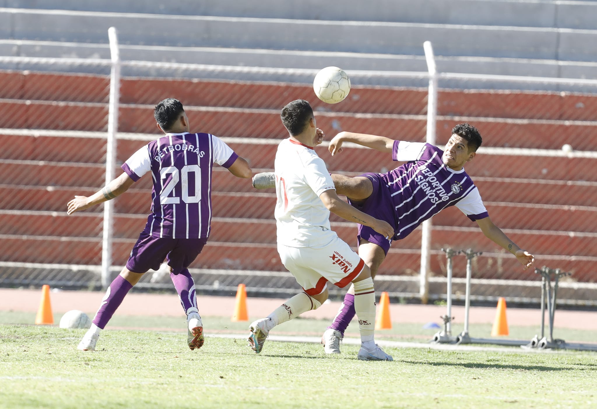 Universidad y Huracán sacan ventaja en la Copa Perú